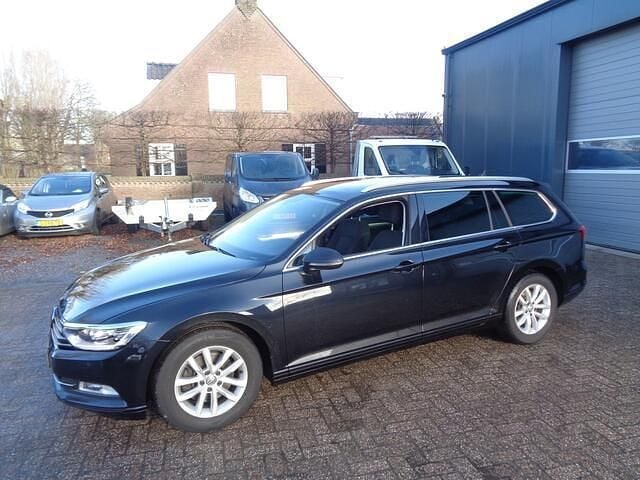 Zwart (metallic) Occasion 2019 VW Passat Comfortline Stationwagen | € 18.950 (Super prijs) - Afbeelding 1/4