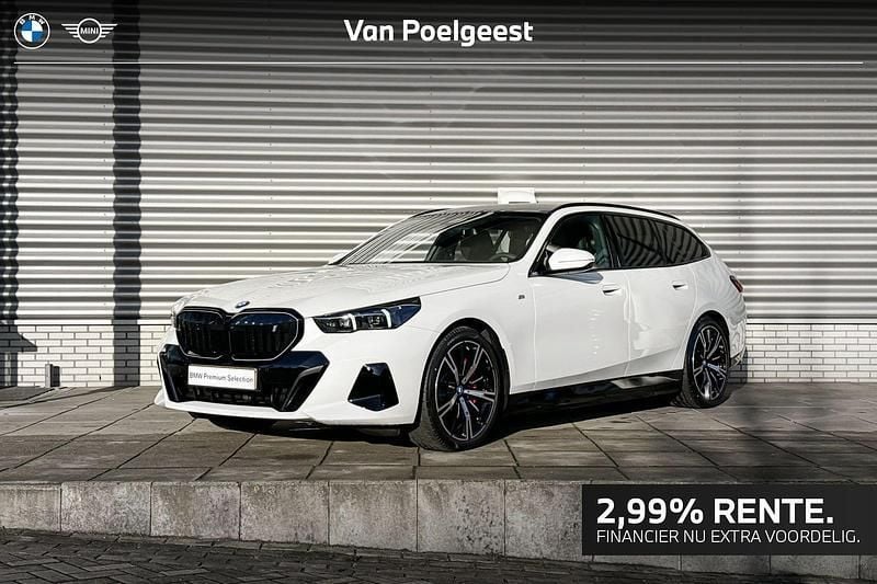 Mineralweiss metallic (wit metallic) Gebruikt 2025 BMW i5 M Sport Sedan | € 79.900 - Afbeelding 1/4