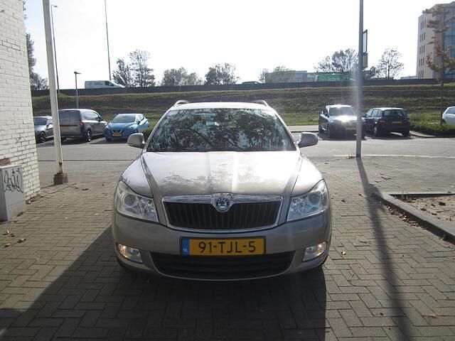 Beige Gebruikt 2012 Skoda Octavia Business Line Stationwagen | € 3.950 (Eerlijke prijs) - Afbeelding 1/4