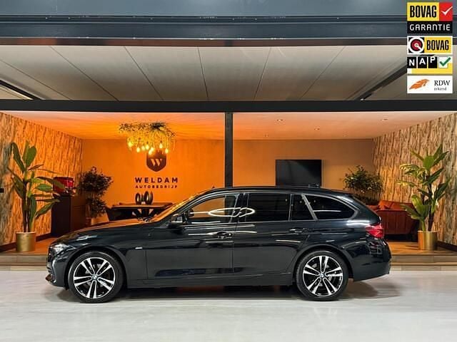 Zwart Gebruikt 2018 BMW 320 Sport Line Stationwagen | € 22.990 (Goede deal) - Afbeelding 1/4