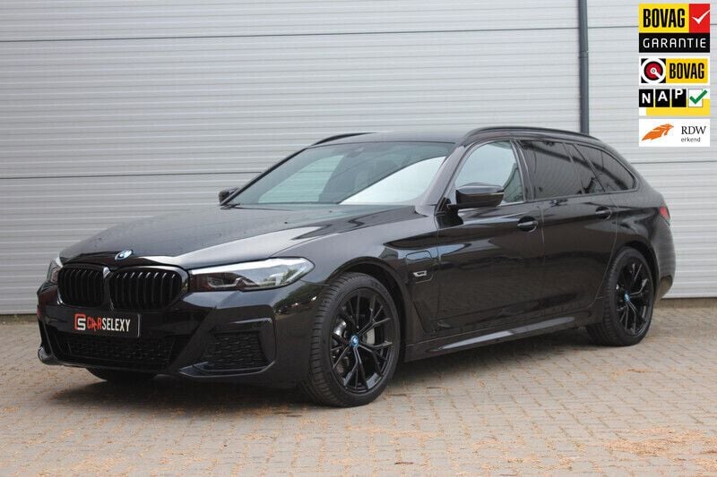 Zwart Gebruikt 2024 BMW 530e M Sport Stationwagen | € 54.450 (Eerlijke prijs) - Afbeelding 1/4