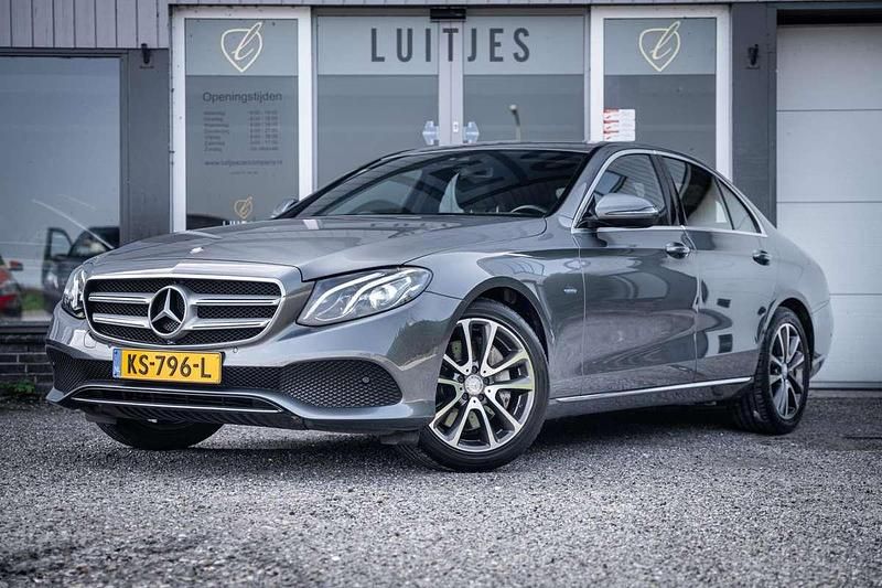 Grijs Gebruikt 2016 Mercedes E350 Sedan | € 23.400 (Eerlijke prijs) - Afbeelding 1/4