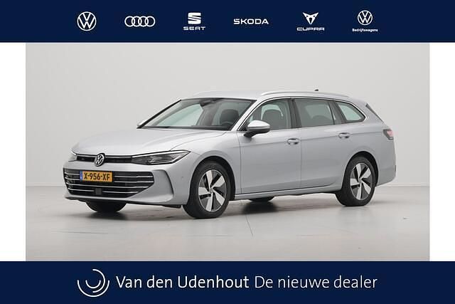 Grijs Gebruikt 2024 VW Passat Business Stationwagen | € 32.640 (Iets duurder) - Afbeelding 1/4