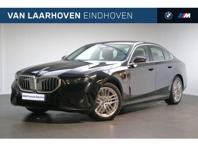 Saphirschwarz (donker zwart metallic) Gebruikt 2024 BMW 530e Comfort Edition Sedan | € 55.950 (Eerlijke prijs) - Afbeelding 1/4