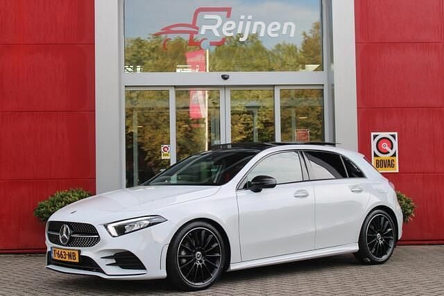 Wit Gebruikt 2022 Mercedes A180 AMG line Hatchback | € 30.945 (Eerlijke prijs) - Afbeelding 1/4