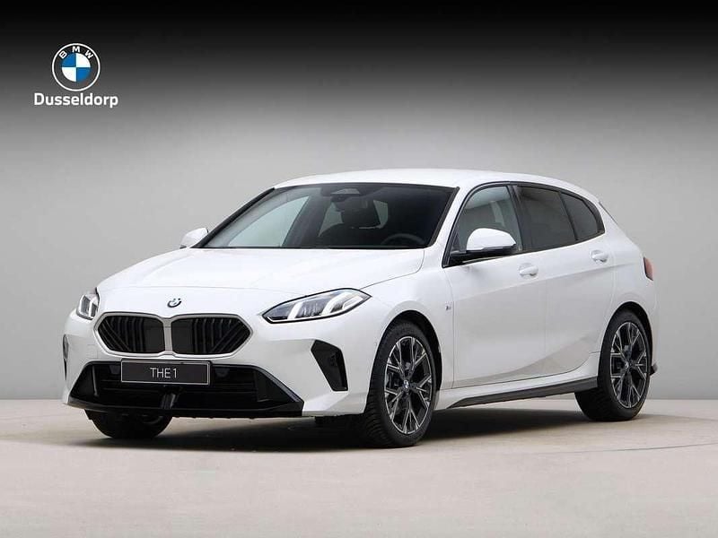 Wit Nieuw 2025 BMW 120 M Sport Hatchback | € 48.740 (Super prijs) - Afbeelding 1/4
