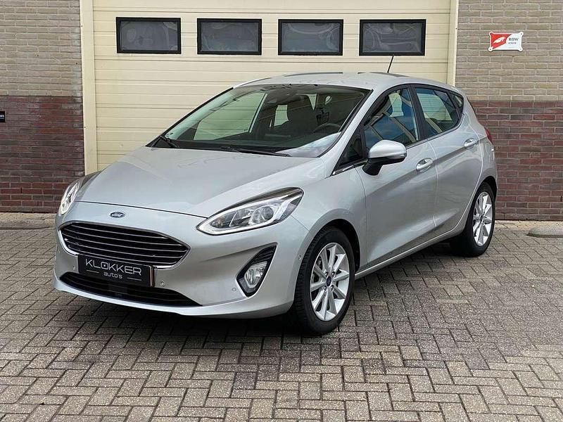 Grijs, metallic lak Gebruikt 2017 Ford Fiesta Titanium Hatchback | € 11.950 (Eerlijke prijs) - Afbeelding 1/4