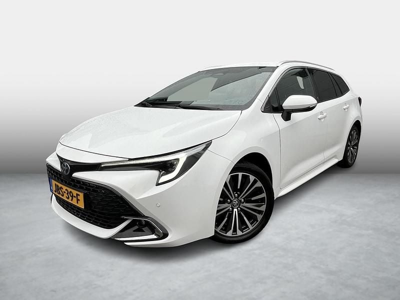Wit Gebruikt 2024 Toyota Corolla Hybrid Premium Stationwagen | € 34.999 - Afbeelding 1/4