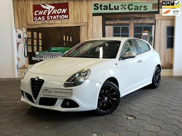 Wit Gebruikt 2010 Alfa Romeo Giulietta Distinctive Hatchback | € 3.495 (Eerlijke prijs) - Afbeelding 1/3
