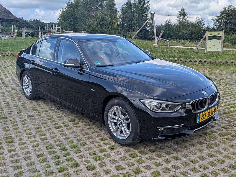 Zwart Gebruikt 2013 BMW 320 Sedan | € 7.149 (Goede deal) - Afbeelding 1/4