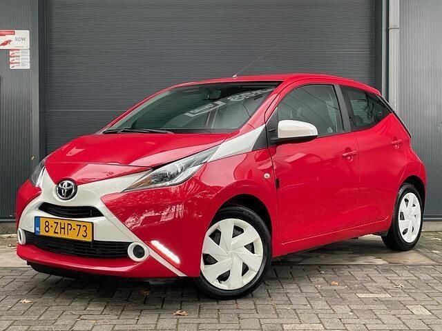 Rood Gebruikt 2015 Toyota Aygo X-play Hatchback | € 5.994 (Goede deal) - Afbeelding 1/4