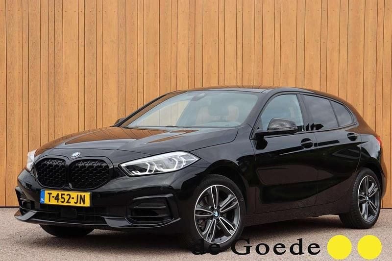 Zwart Gebruikt 2023 BMW 116 Sport Line Hatchback | € 27.940 (Duur) - Afbeelding 1/4