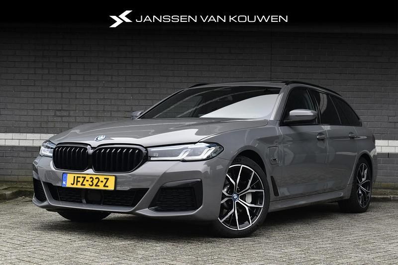 Grijs Gebruikt 2022 BMW 530e Stationwagen | € 42.885 (Iets duurder) - Afbeelding 1/3