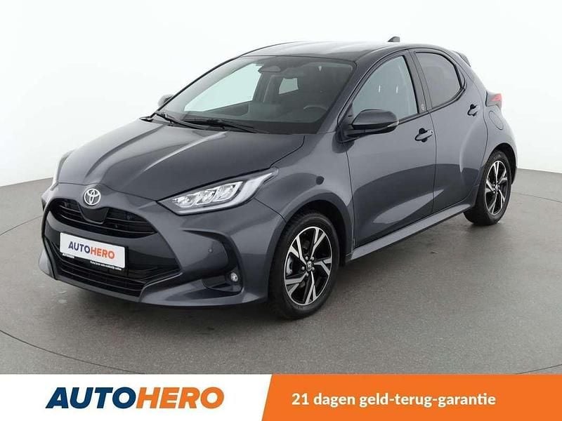 Grijs Gebruikt 2024 Toyota Yaris Hybrid Team Hatchback | € 22.149 (Goede deal) - Afbeelding 1/3