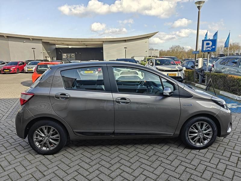 Occasion Toyota Yaris Executive 101 PK (74 kW) 2018 Grijs Hatchback