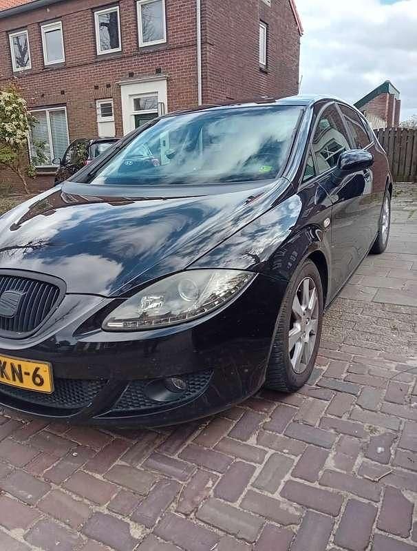 Zwart Occasion 2009 Seat Leon Stylance Hatchback | € 3.000 (Eerlijke prijs) - Afbeelding 1/4