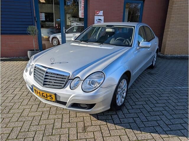 Grijs (metallic) Gebruikt 2006 Mercedes E220 Elegance Sedan | € 3.445 (Eerlijke prijs) - Afbeelding 1/4