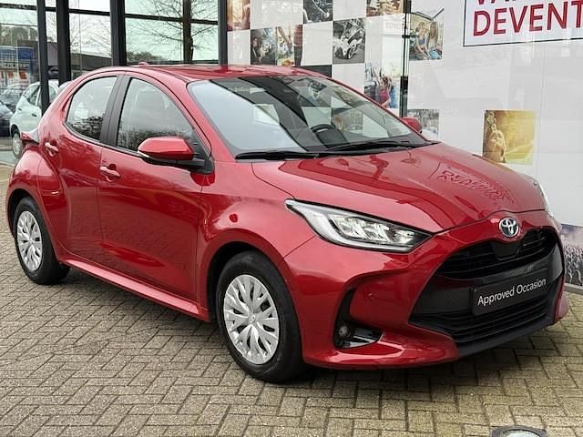 Occasion Toyota Yaris Hybrid Business Edition 116 PK (85 kW) 2023 Rood Hatchback