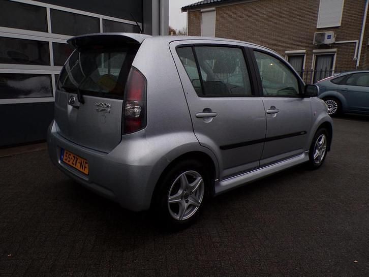 Occasion Daihatsu Sirion 91 PK (66 kW) 2008 Grijs (metallic) Hatchback