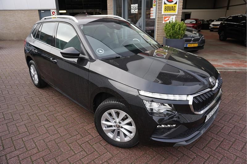 Zwart Gebruikt 2024 Skoda Kamiq Selection SUV | € 27.285 (Eerlijke prijs) - Afbeelding 1/4