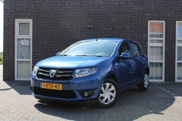 Blauw Gebruikt 2013 Dacia Sandero Lauréate Hatchback | € 5.250 (Eerlijke prijs) - Afbeelding 1/4
