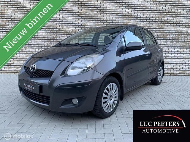Grijs Occasion 2010 Toyota Yaris Hatchback | € 6.499 (Eerlijke prijs) - Afbeelding 1/4