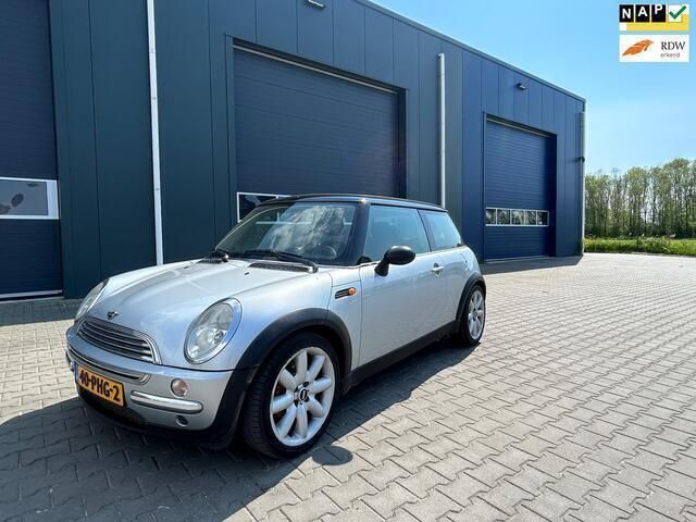 Grijs, metallic lak Gebruikt 2002 Mini Cooper Chili Hatchback | € 1.500 (Goede deal) - Afbeelding 1/4