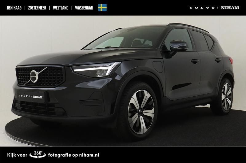 Zwart Gebruikt 2023 Volvo XC40 Plus SUV | € 39.290 (Iets duurder) - Afbeelding 1/4
