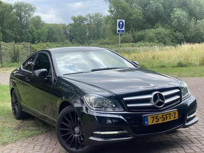 Zwart Gebruikt 2011 Mercedes C180 Coupé | € 8.500 (Eerlijke prijs) - Afbeelding 1/4