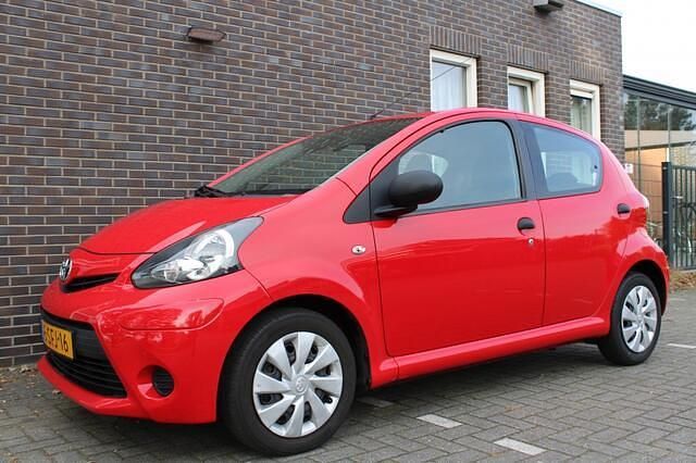 Occasion Toyota Aygo 68 PK (50 kW) 2013 Rood Hatchback