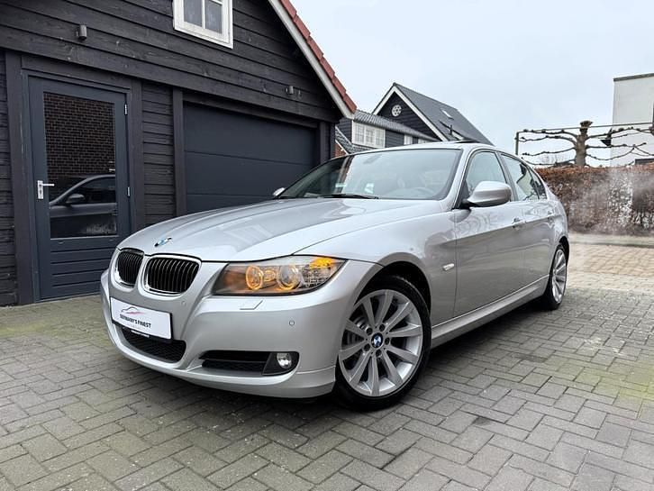 Grijs Gebruikt 2011 BMW 330 Sedan | € 12.995 (Goede deal) - Afbeelding 1/4
