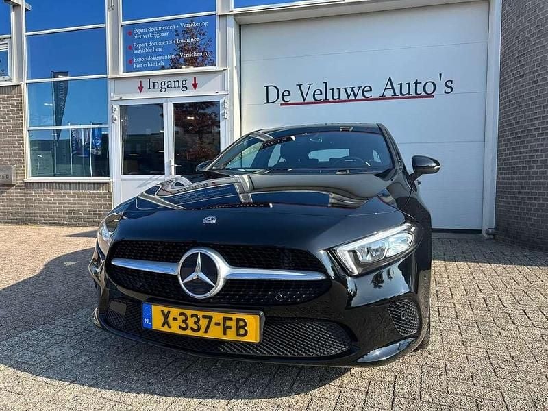 Zwart Gebruikt 2019 Mercedes A180 Premium Plus Hatchback | € 19.900 (Super prijs) - Afbeelding 1/4