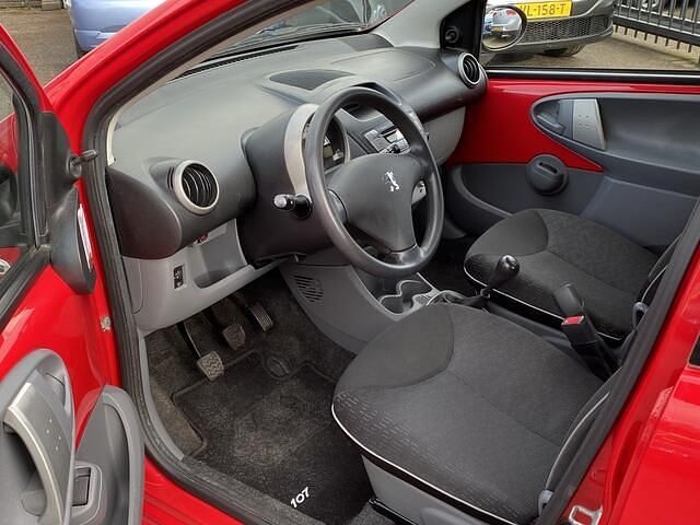 Occasion Peugeot 107 68 PK (50 kW) 2011 Rood (metallic) Hatchback