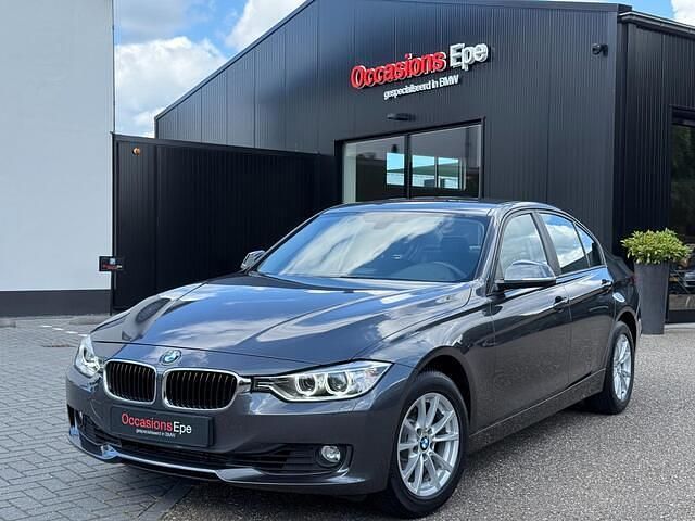 Grijs Gebruikt 2012 BMW 320 Executive Sedan | € 17.999 (Eerlijke prijs) - Afbeelding 1/4