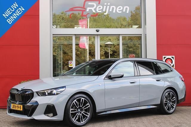 Grijs Gebruikt 2025 BMW 520 M Sport Stationwagen | € 69.995 - Afbeelding 1/4