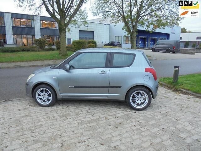 Grijs Gebruikt 2007 Suzuki Swift GLS Hatchback | € 1.249 (Eerlijke prijs) - Afbeelding 1/4