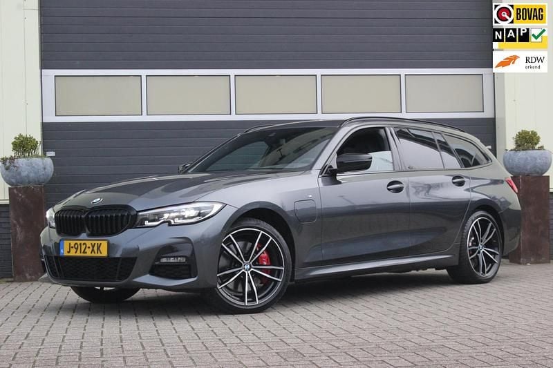 Grijs (metallic) Gebruikt 2020 BMW 330e M Sport Stationwagen | € 29.900 (Eerlijke prijs) - Afbeelding 1/4