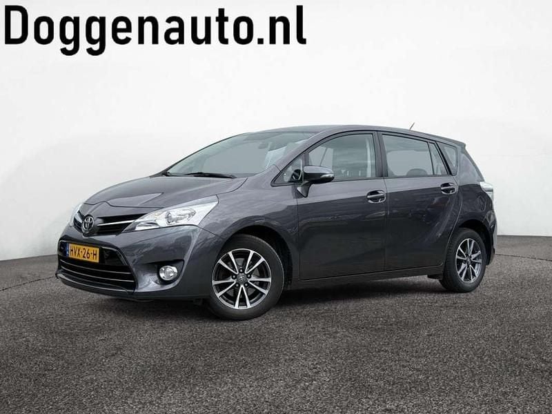 Grijs, metallic lak Gebruikt 2013 Toyota Verso MPV | € 13.445 (Goede deal) - Afbeelding 1/4