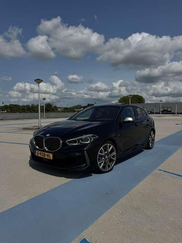 Zwart Gebruikt 2019 BMW M135 Executive Hatchback | € 31.500 (Eerlijke prijs) - Afbeelding 1/4