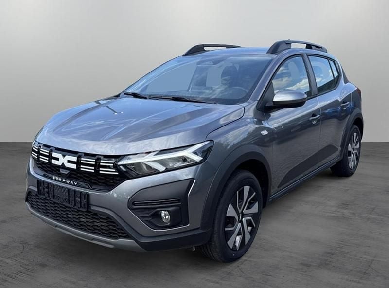Grijs Gebruikt 2025 Dacia Sandero Expression Hatchback | € 25.999 (Iets duurder) - Afbeelding 1/3
