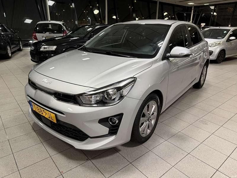 Grijs Occasion 2023 Kia Rio Hatchback | € 13.990 (Super prijs) - Afbeelding 1/4