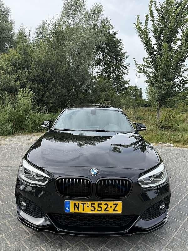 Zwart Gebruikt 2017 BMW 120 Executive Hatchback | € 14.499 (Eerlijke prijs) - Afbeelding 1/4