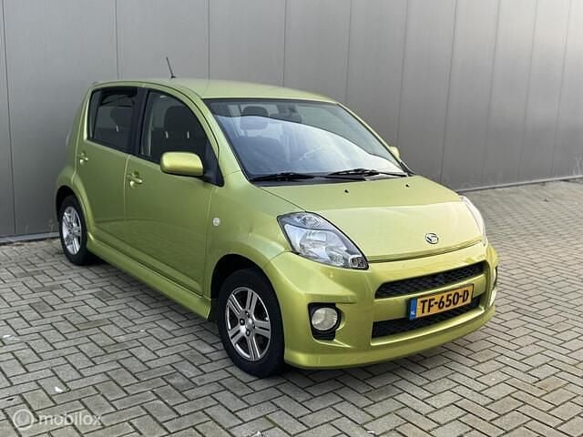 Occasion Daihatsu Sirion 91 PK (66 kW) 2009 Groen Hatchback
