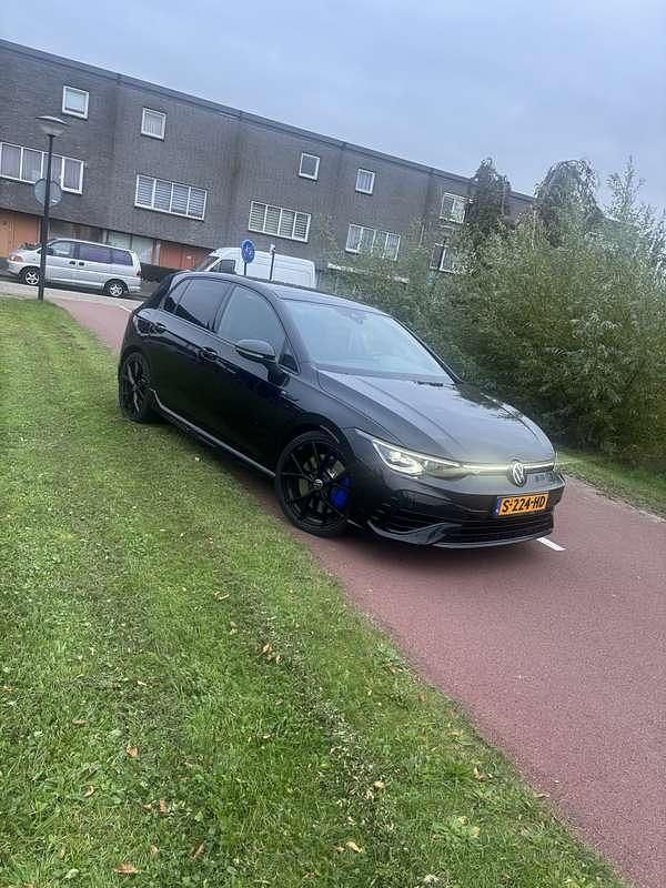 Zwart Gebruikt 2022 VW Golf VIII R Stationwagen | € 41.500 (Iets duurder) - Afbeelding 1/4