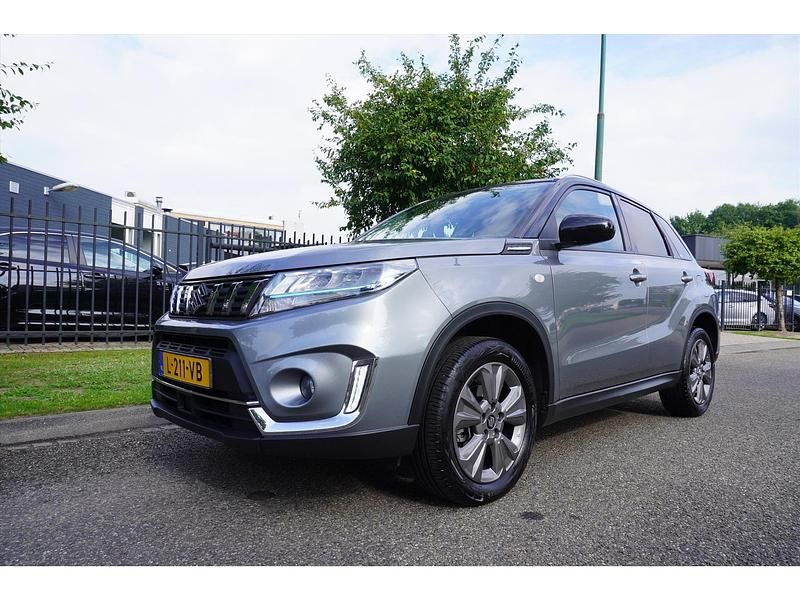 Grijs, metallic lak Gebruikt 2021 Suzuki Vitara SUV | € 18.945 (Eerlijke prijs) - Afbeelding 1/4