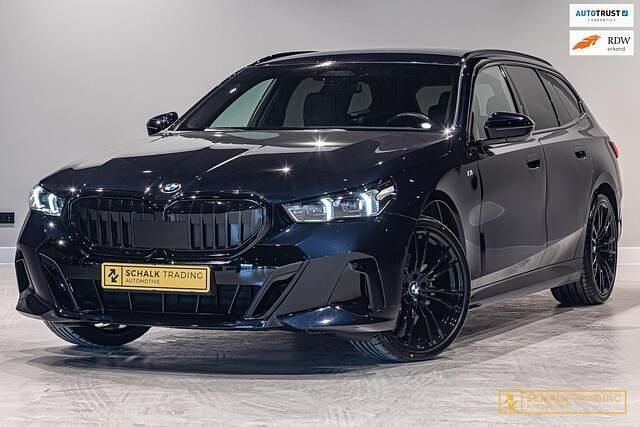 Zwart Gebruikt 2024 BMW 520 M Sport Stationwagen | € 59.750 (Goede deal) - Afbeelding 1/4