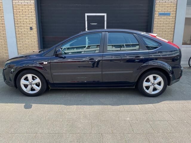 Blauw Gebruikt 2006 Ford Focus Futura Hatchback | € 2.250 (Eerlijke prijs) - Afbeelding 1/4