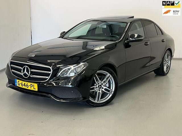 Zwart, metallic lak Gebruikt 2019 Mercedes E220 AMG Sedan | € 24.750 (Super prijs) - Afbeelding 1/4