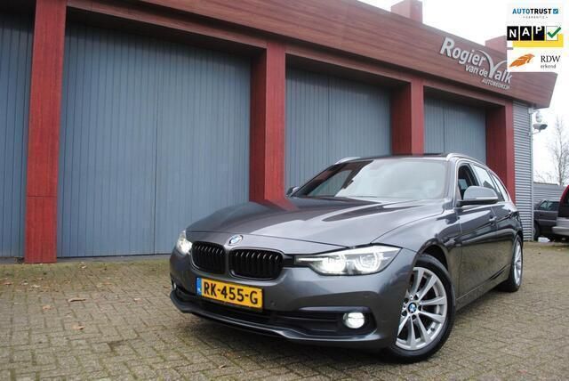 Grijs, metallic lak Gebruikt 2017 BMW 320 Executive Stationwagen | € 18.450 (Eerlijke prijs) - Afbeelding 1/4