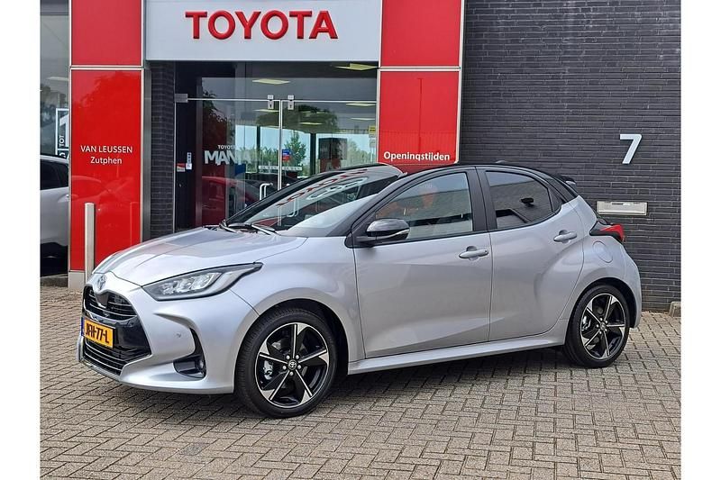 Grijs Nieuw 2025 Toyota Yaris Hybrid Executive Hatchback | € 36.999 (Eerlijke prijs) - Afbeelding 1/1